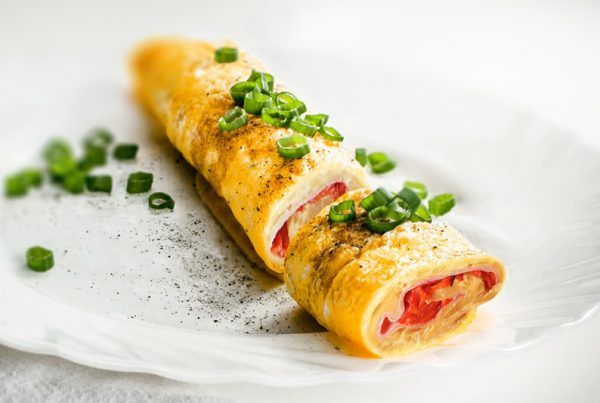 Fácil y sabrosa receta de rollito de tortilla con pimiento del piquillo y cebolla dulce