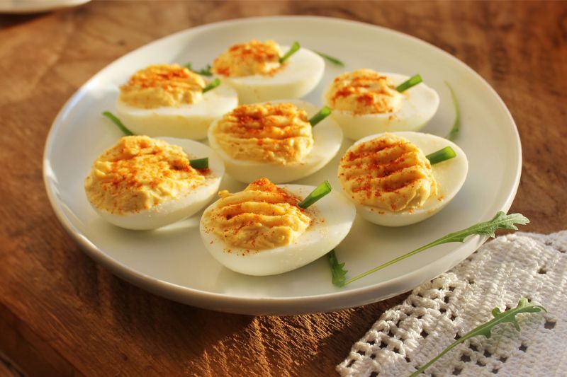 Receta de huevos mimosa con atún, pimiento rojo y cebolla dulce