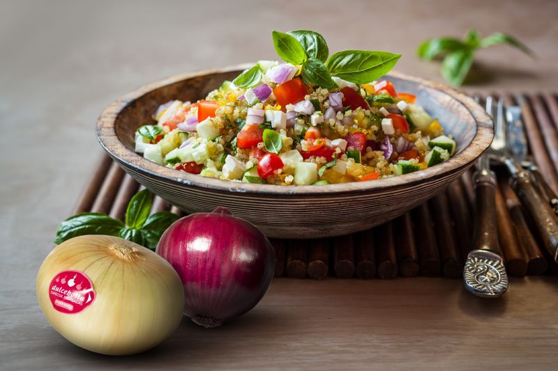 Ensalada de quinoa con cebolla dulce