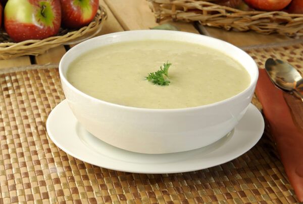 Receta de crema fría de manzana al curry, por supuesto con cebolla dulce.