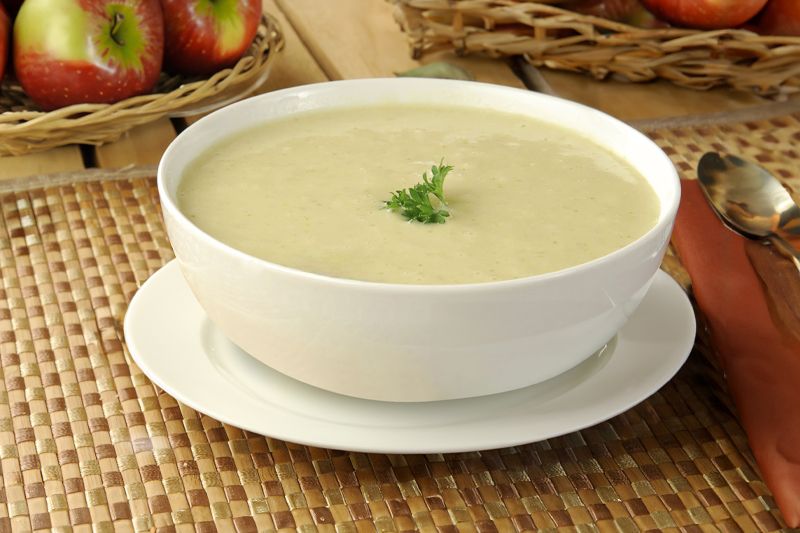 Receta de crema fría de manzana al curry, por supuesto con cebolla dulce.