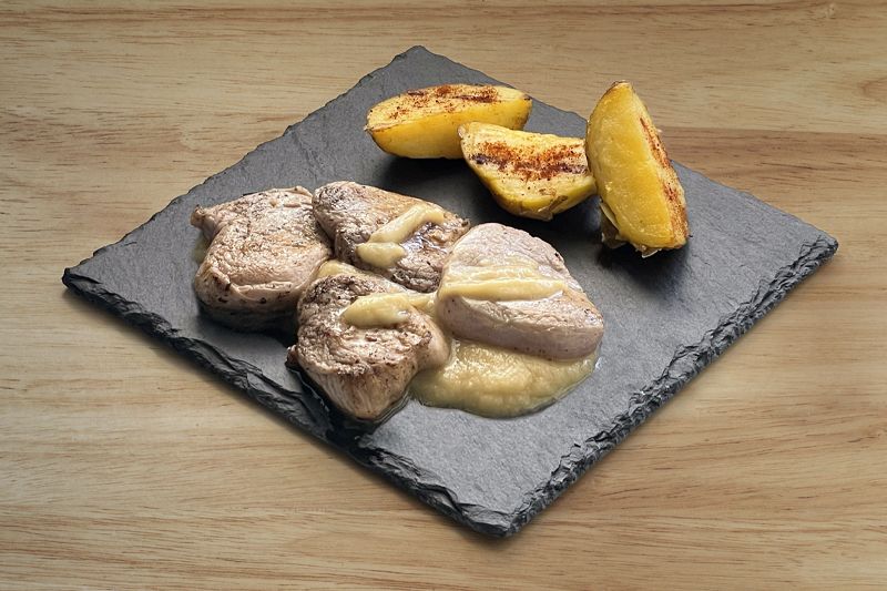 Receta muy sencilla de realizar de solomillo con salsa de cebolla dulce caramelizada, manzana amarilla y vino blanco.