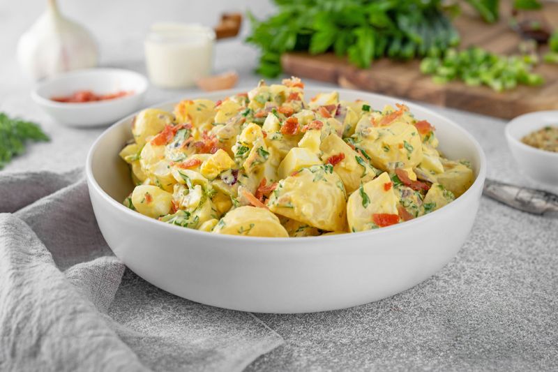 Receta de ensalada de patatas y bacon con cebolla dulce