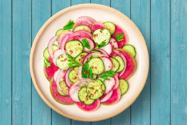 Ensalada de rábanos, pepino y cebolla. Puede ser roja o cebolla dulce.