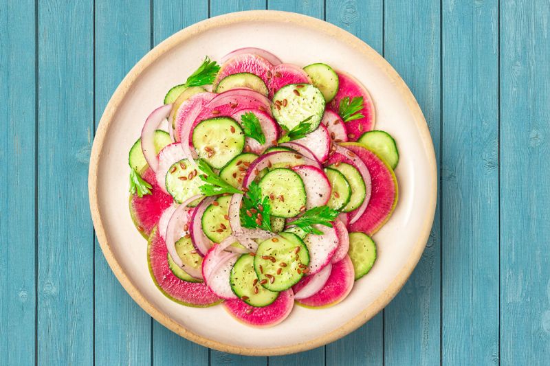 Ensalada de rábanos, pepino y cebolla. Puede ser roja o cebolla dulce.