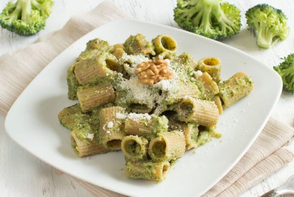 Receta de macarrones con salsa de brocoli y cebolla dulce