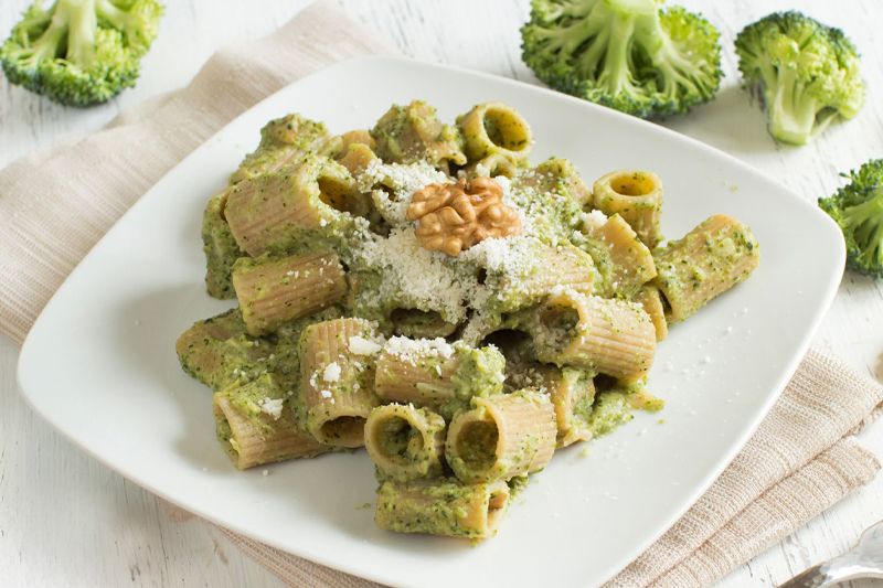 Receta de macarrones con salsa de brocoli y cebolla dulce