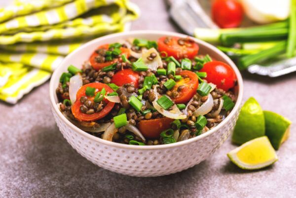 Ensalada de lentejas con cebolla dulce.