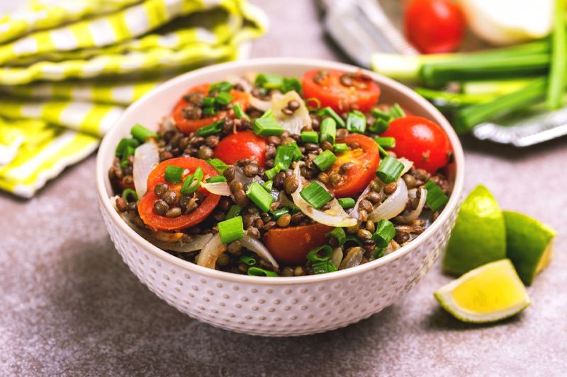 Ensalada de lentejas con cebolla dulce.