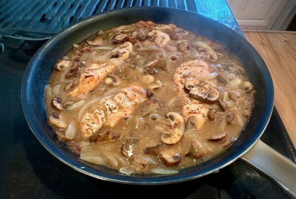 Pollo Marsala con cebolla dulce. receta típica italiana realizada con vino Marsala un vino producido en la región que rodea a la ciudad italiana de Marsala (Sicilia).