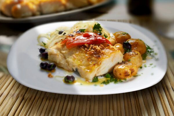 Receta de bacalao al horno con patatas, pimiento de piquillo y cebolla dulce