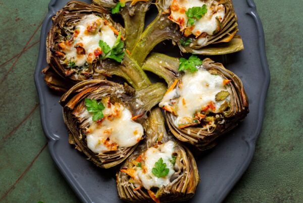 Plato de alcachofas rellenas con cebolla dulce