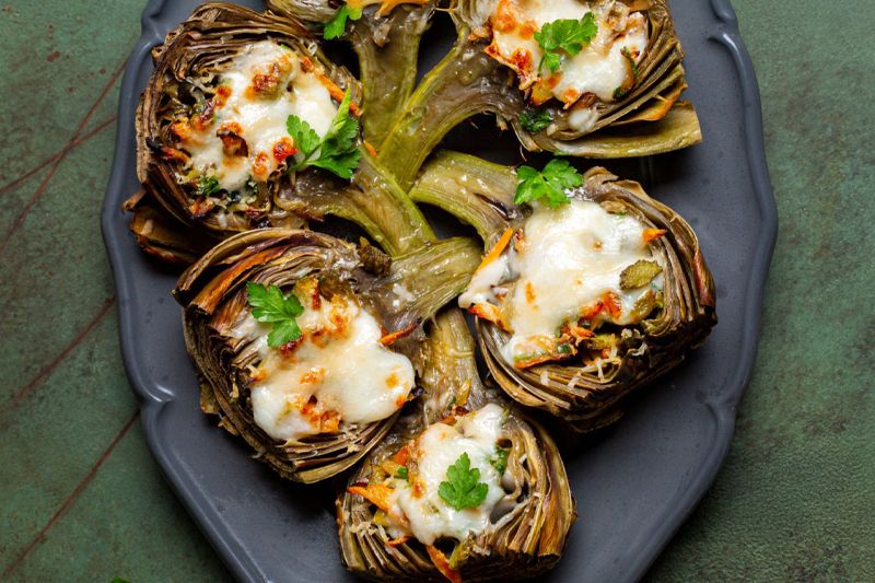 Plato de alcachofas rellenas con cebolla dulce