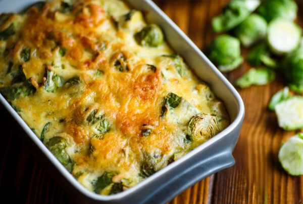 Cebolla dulce - Fuente de coles de Bruselas con queso gratinado, visto desde arriba